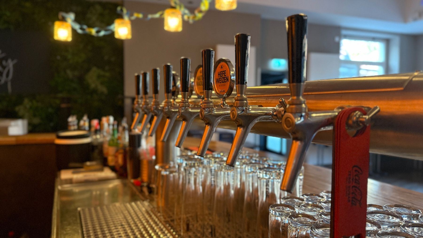 Zapfhähne und Gläser an der Bar