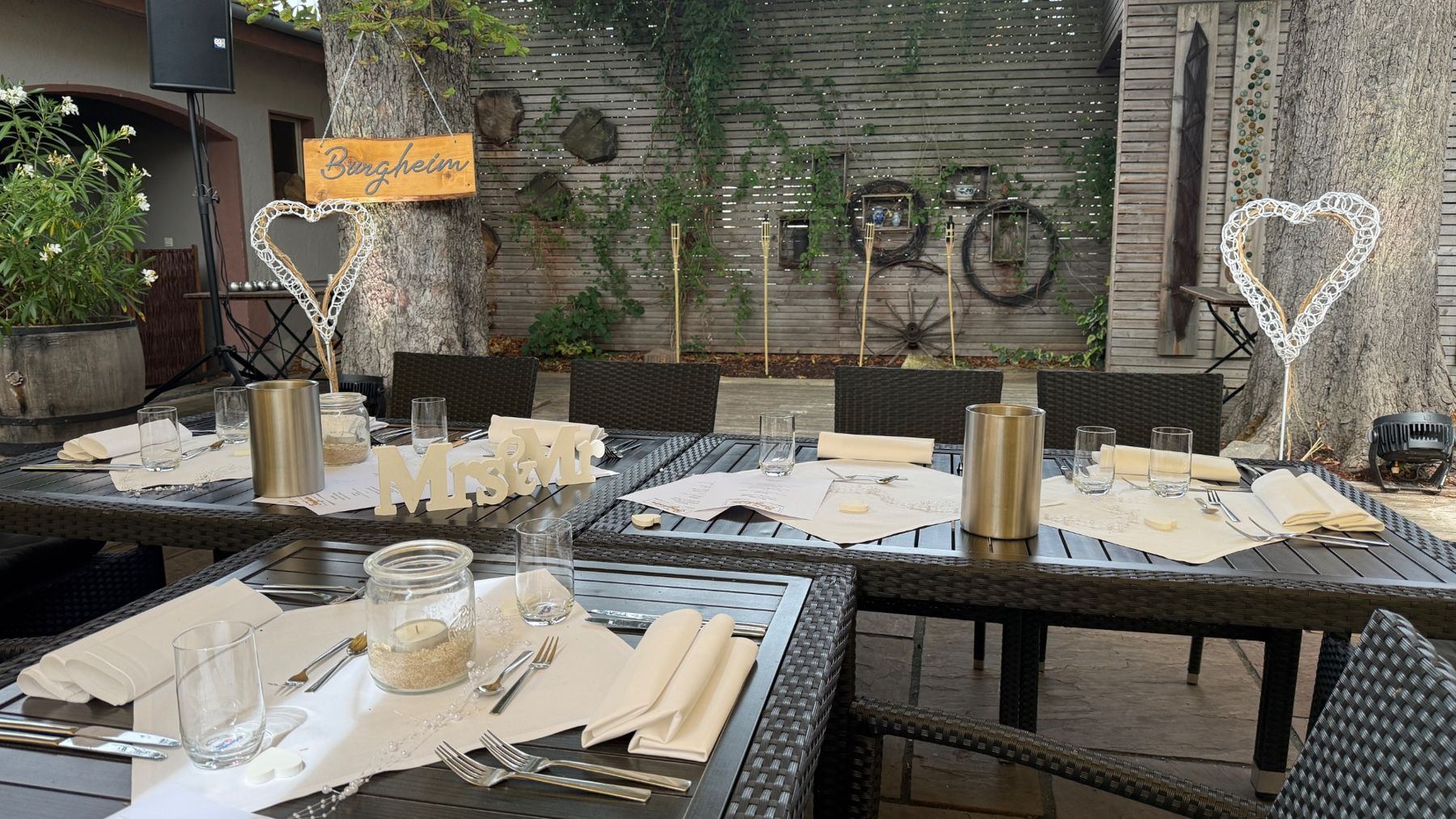 Gedeckte Tische im Biergarten mit Herz-Dekoration