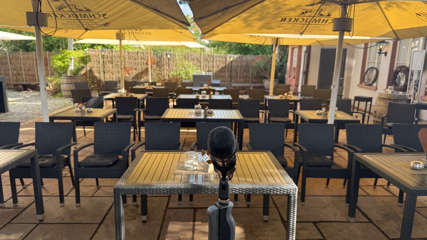 Biergarten mit Sonnenschirmen