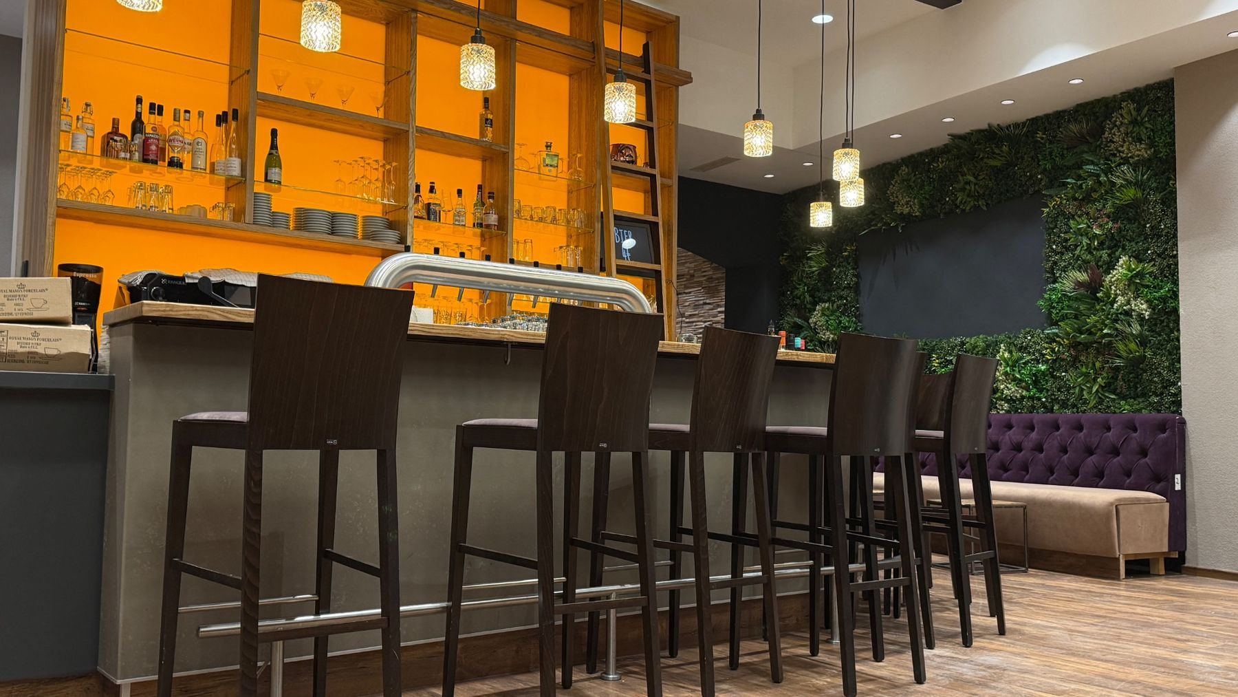 Bar mit Barhockern im Burgheim