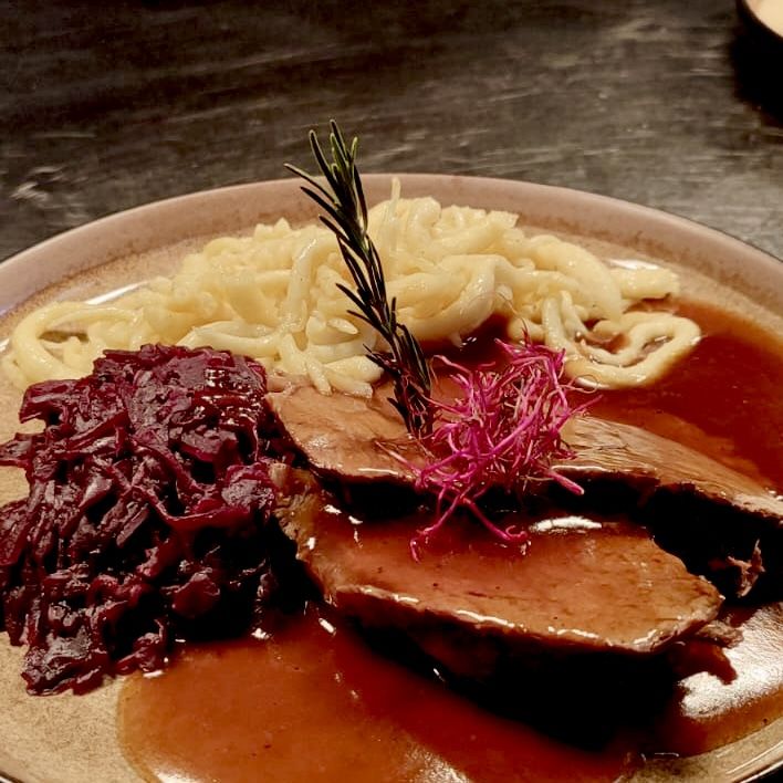 Braten mit Rotkohl und Spätzle