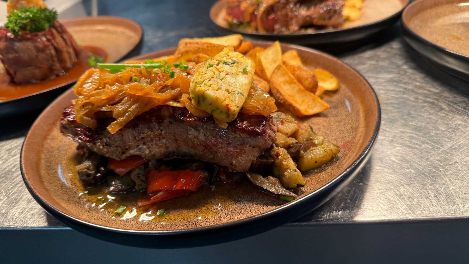 Fleischgericht mit Kartoffelspalten