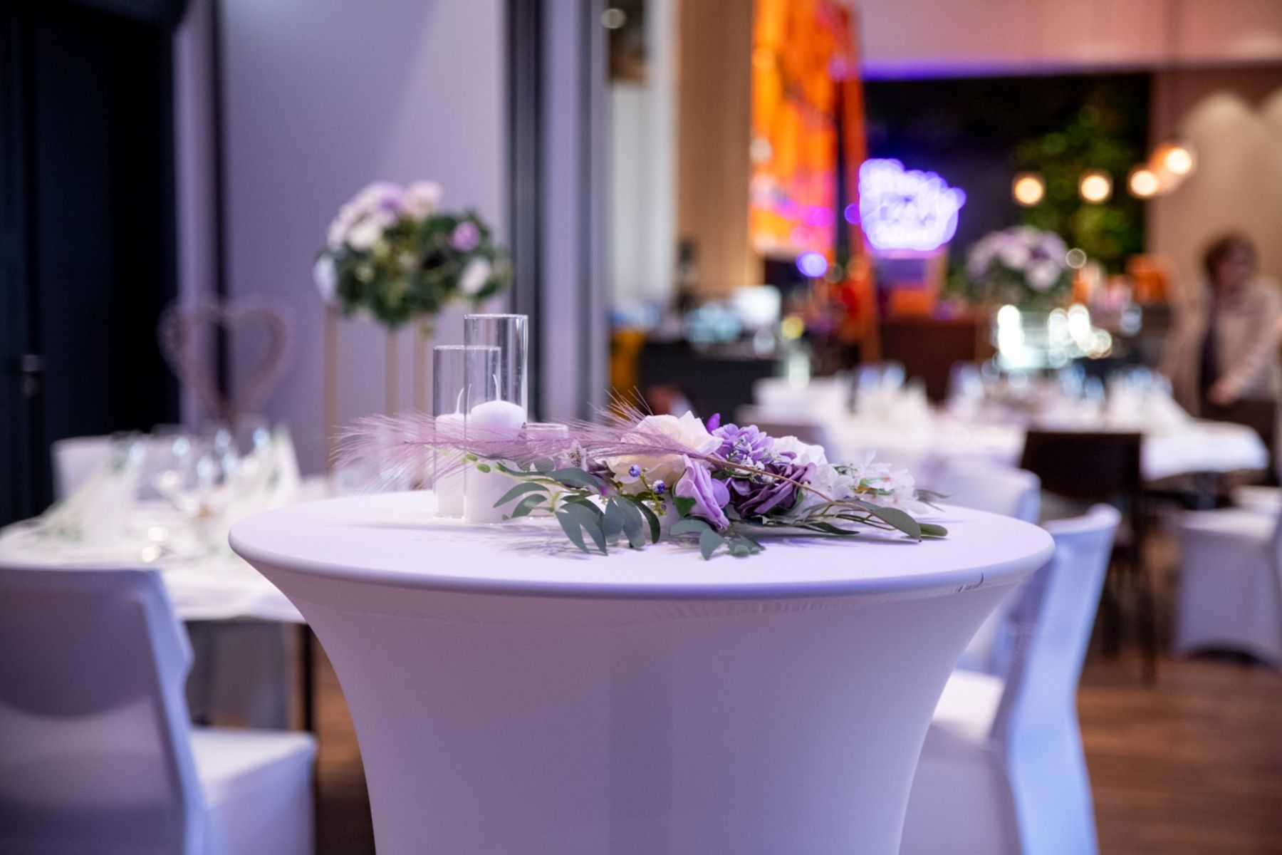 Stehtisch mit Blumen bei einer Feier