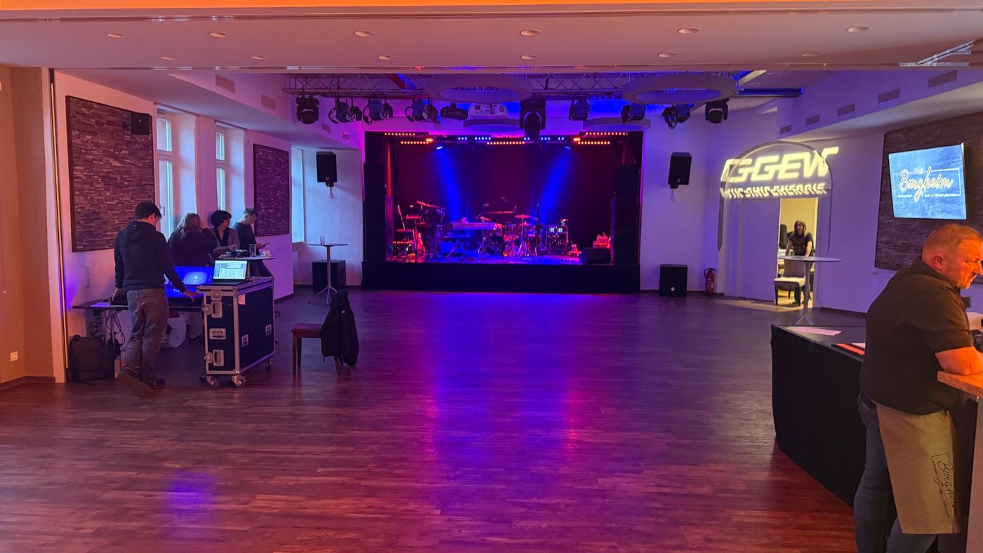 Saal beim Aufbau für ein Konzert