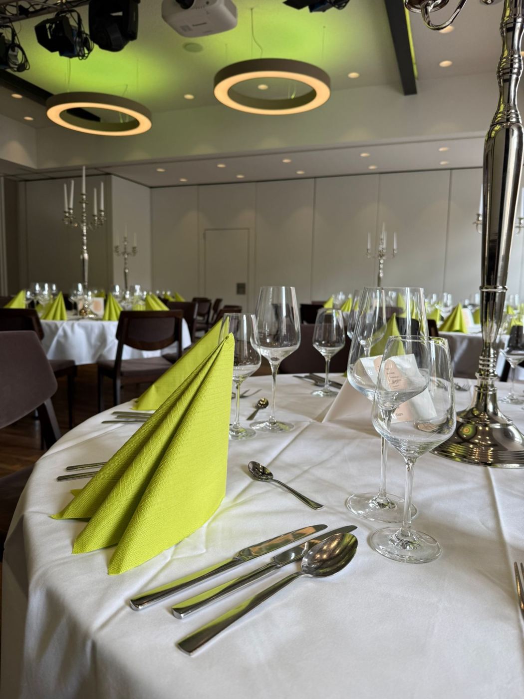 Gedeckter Hochzeitstisch mit Kerzenleuchter