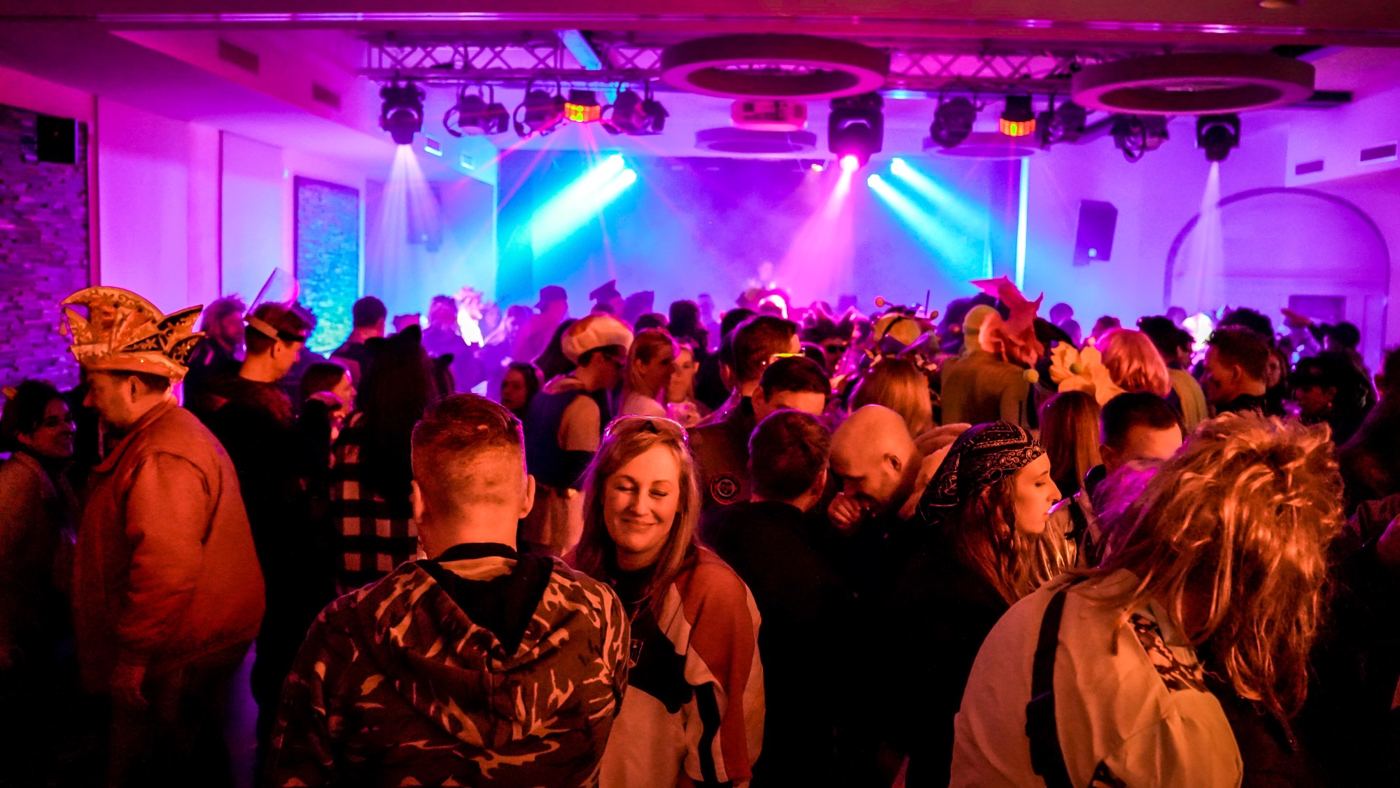 Partynacht im Saal des Burgheims mit Bühnenlicht