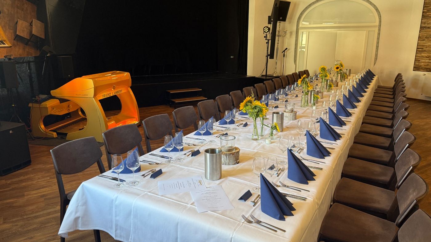 Festtafel mit Sonnenblumen und blauen Servietten