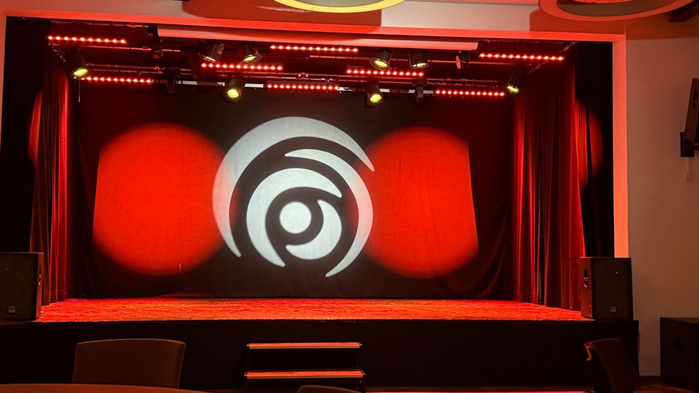 Bühne im Saal mit rotem Vorhang